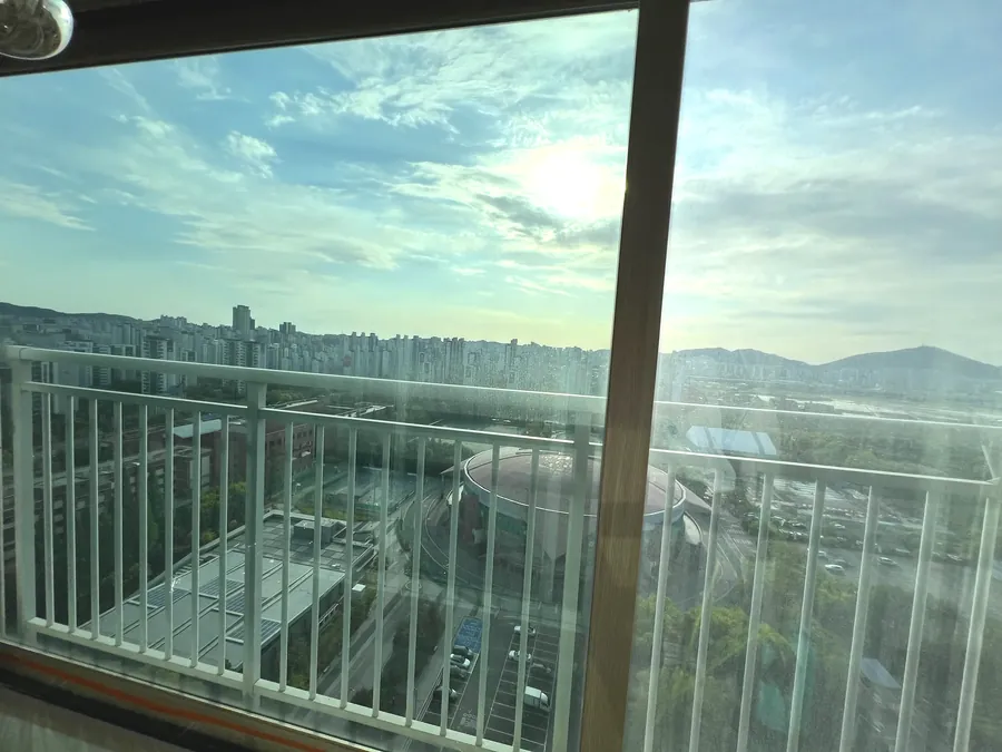 고층 아파트 발코니 창문 열차단필름 시공 완료 후 도심 조망