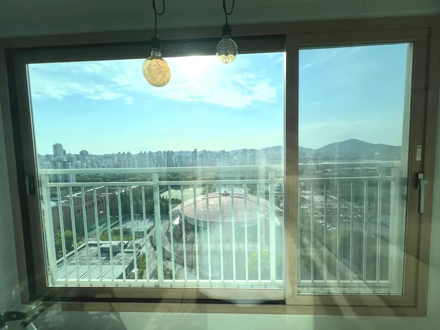 거실 발코니창 사생활보호필름 시공 완료