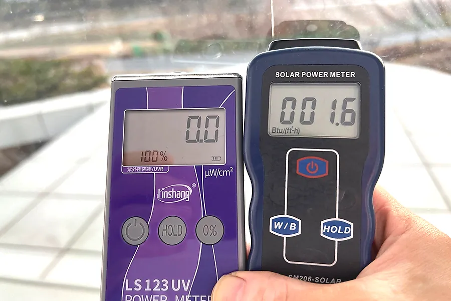 자외선차단필름 시공 후 자외선 차단율 100%를 나타내는 측정기 클로즈업