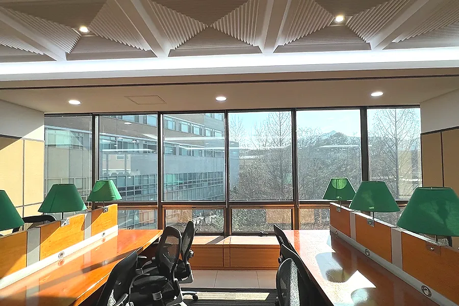 대학교 건물 사무 공간 통유리 열차단필름 시공 후 눈부심 없는 창가 전경