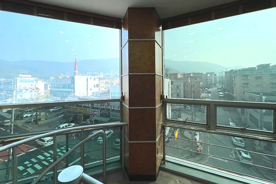 기업 사무실 코너 창호 자외선차단필름 시공 후 채광 유지되는 전경