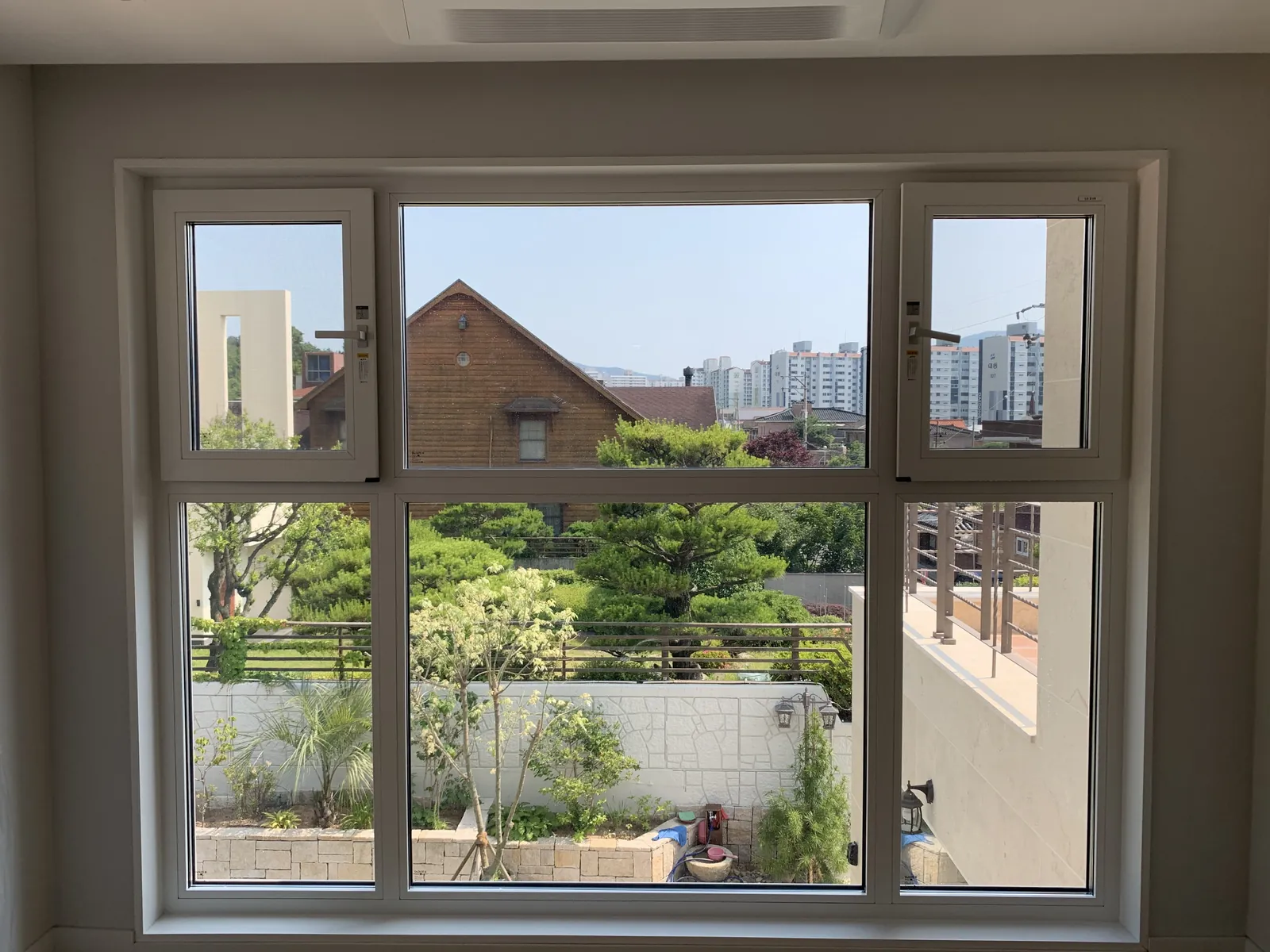 화성 아파트 거실 통유리 열차단필름 시공 전 전경