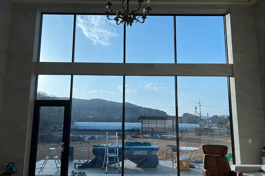 서대문 아파트 거실 창문 열차단필름 시공 전경