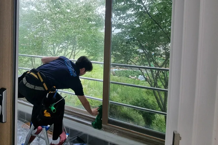 평택 아파트 창문 열차단필름 정밀 시공 작업