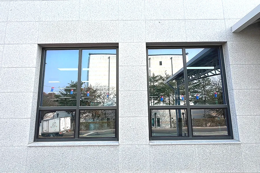 공공 문화시설 외부 창호 자외선차단필름 시공 완료 후 클로즈업