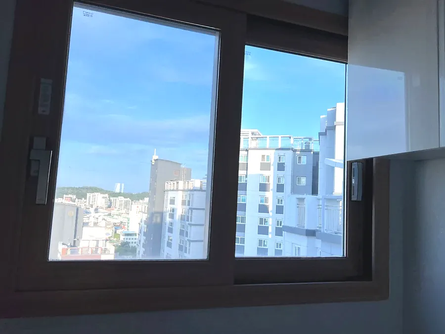 평창 아파트 창문 열차단필름 부착 완료