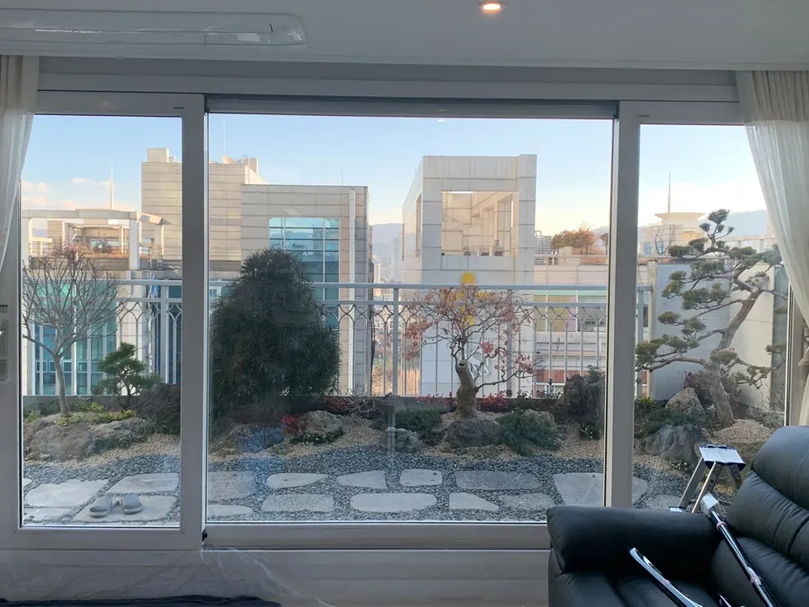 수원 아파트 거실 창측 단열필름 시공 작업