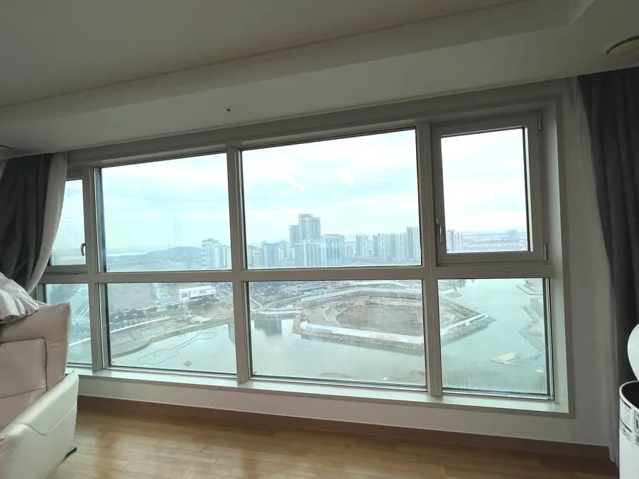 거실 파노라마 창문 자외선차단필름 시공 마감 확인