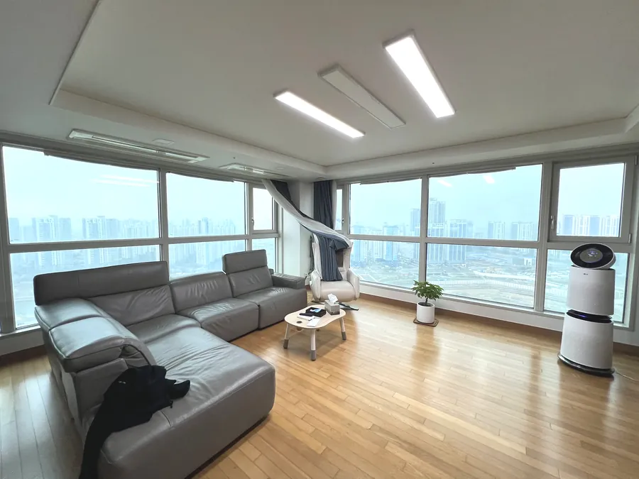 거실 전면 파노라마 창호 비산방지필름 시공 완료 후 전체 공간 전경