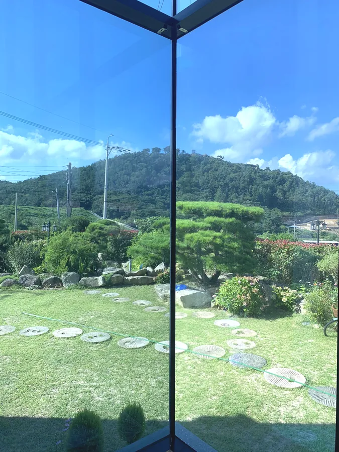정원 인접 코너 통창 자외선차단필름 시공 후 모습