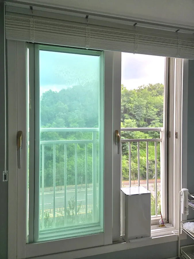 용인 아파트 발코니 창문 사생활보호필름 시공 후 숲 전망